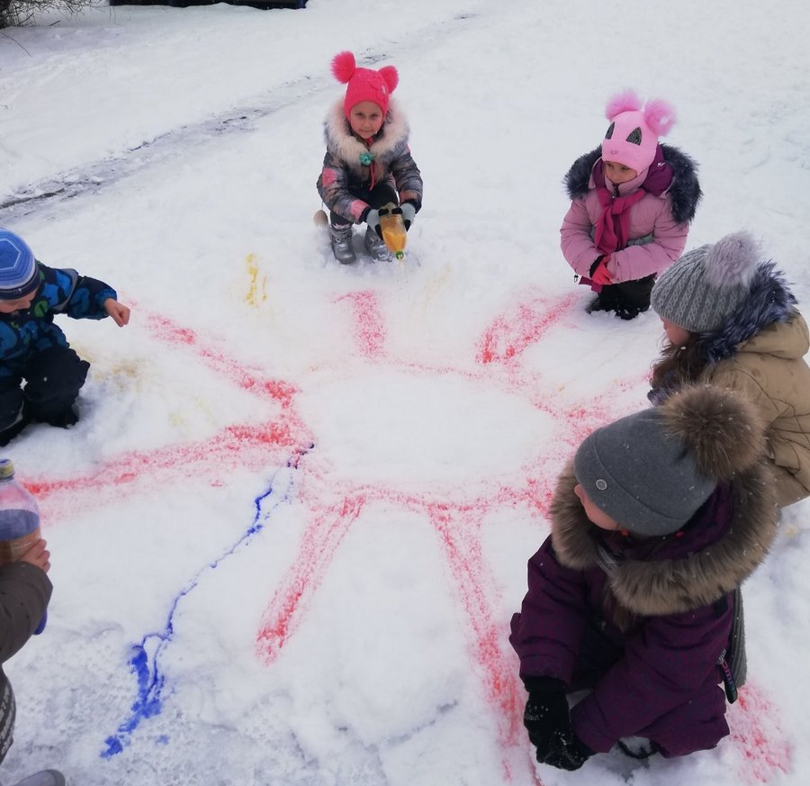 Весело отметили День рисования солнца на снегу воспитанники яслей-сада “Радуга” аг.Мышковичи