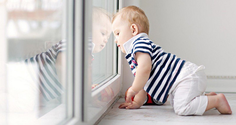 Падение из окна – одна из основных причин детского травматизма – напоминает Кировский РОЧС