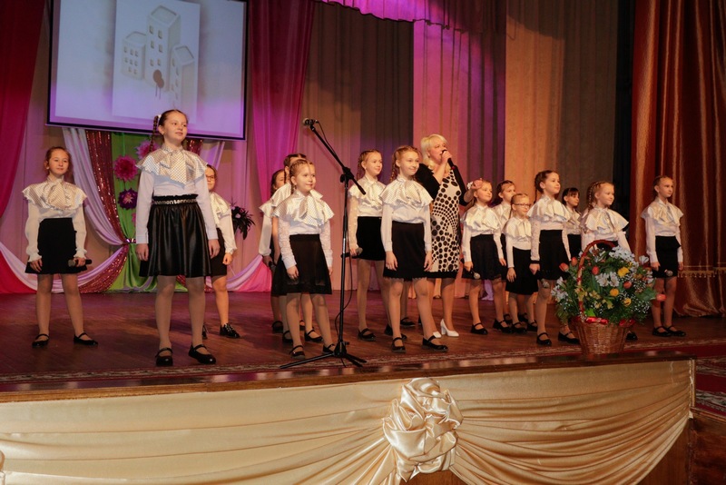 В Кировском РДК прошел праздничный концерт “Ее Величество – женщина” (фоторепортаж)