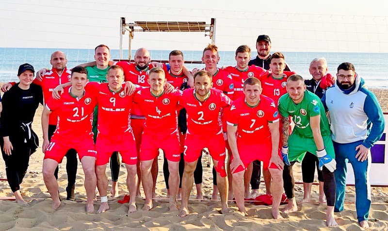 Сборная Беларуси по пляжному футболу с кировчанами в составе дважды обыграла сборную Молдовы