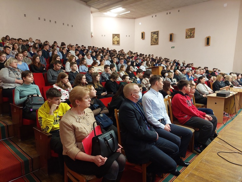 В детской школе искусств Кировска прошла профориентационная встреча “Выбираем профессию”