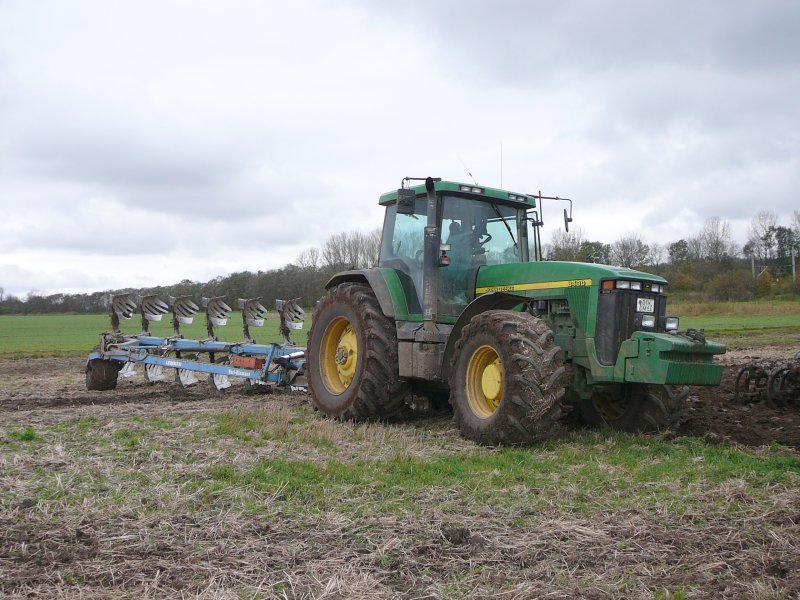 Аграрии Кировщины продолжают весенние полевые работы по подготовке почвы, пахоте, внесению минеральных и органических удобрений