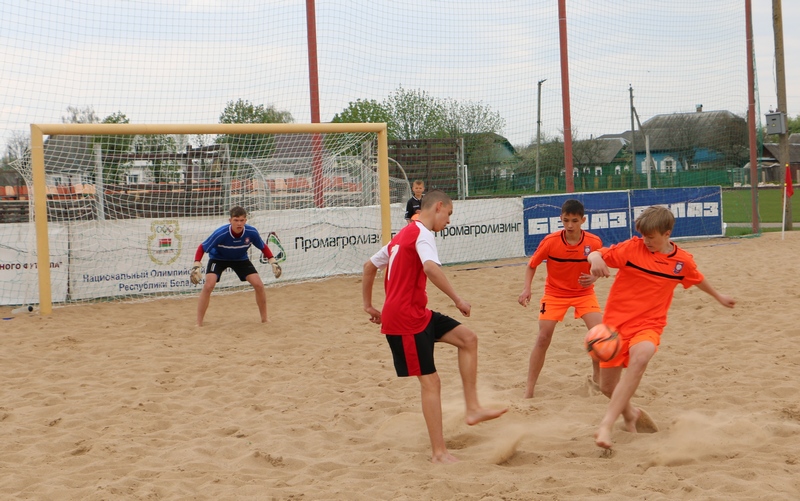 В Кировске проходит юношеский чемпионат Беларуси по пляжному футболу