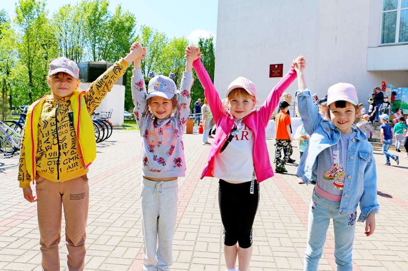 Развлекательно-игровая программа, посвященная Международному дню защиты детей, была проведена возле Кировского РЦКиД