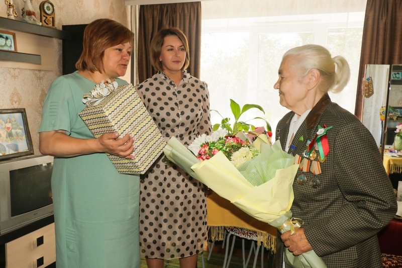 Полный кавалер ордена Трудовой Славы Людмила Никифоровна Полевич принимала поздравления