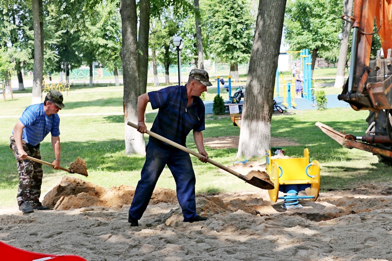 «Наследникам Великой Победы»: в городском парке Кировска активно продолжаются работы по устройству детской площадки