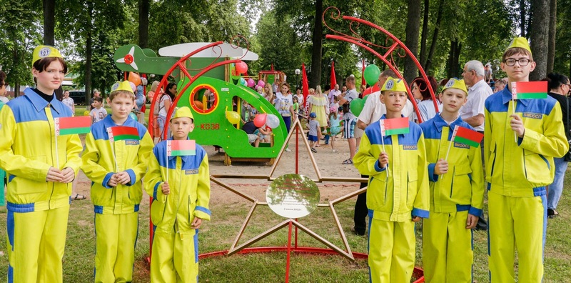 В городском парке Кировска состоялось торжественное открытие детской площадки в рамках проекта «Наследникам Великой Победы!»
