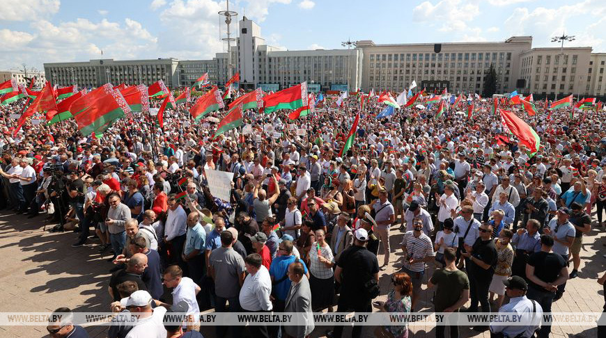 На площади Независимости в Минске люди собрались на митинг в поддержку мира и спокойствия в Беларуси – как это было 2 года назад