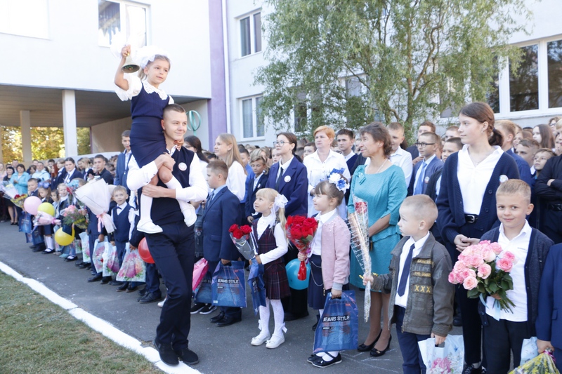 В учреждениях образования Кировщины проходят торжественные линейки ко Дню знаний. Репортаж из СШ №1