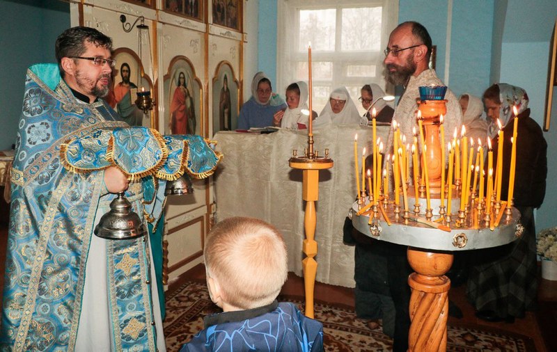 Первая Божественная литургия служилась сегодня в храме в честь иконы Божьей Матери “Спорительница хлебов” в Кировске