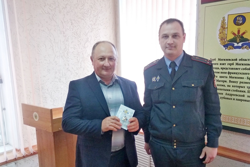 Ветеран службы охраны из Кировска награжден памятным нагрудным знаком