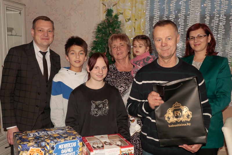 Гости из Могилевского облисполкома посетили детский дом семейного типа в Кировске
