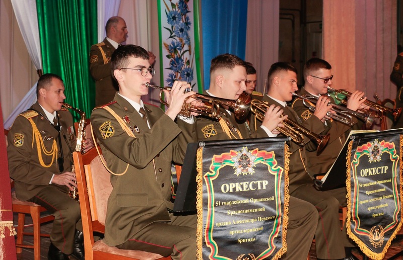 Военный оркестр порадовал концертом зрителей в Кировске
