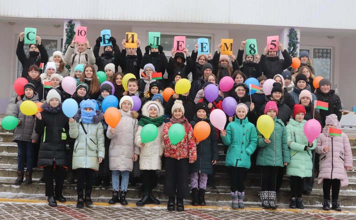 Кировские школьники организовали флешмоб к 85-летию образования Могилевской области