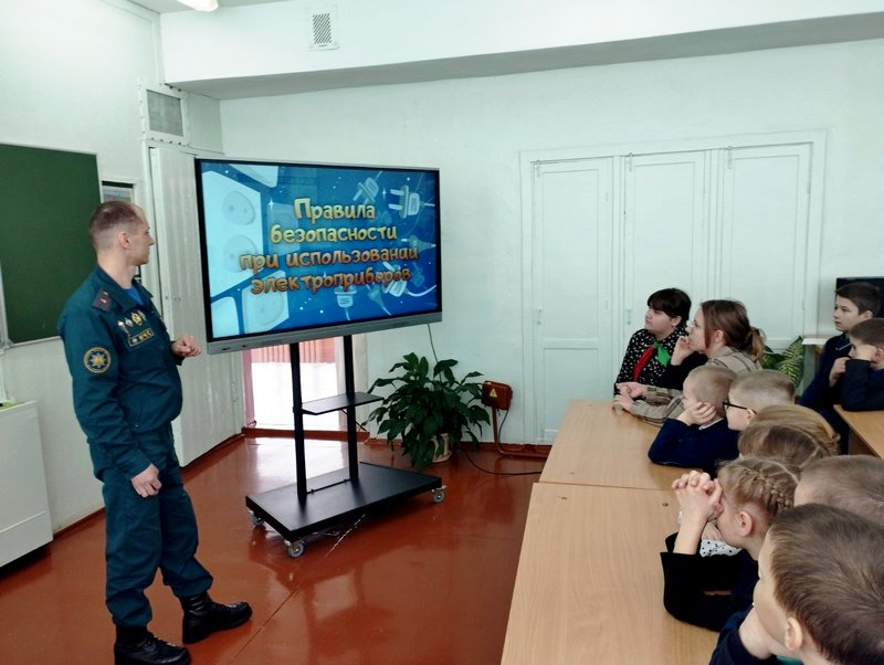 Спасатели Кировского РОЧС провели акцию с учащимися школ