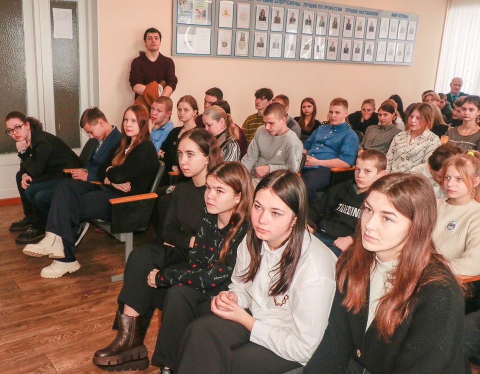 Лекторий с несовершеннолетними жителями Кировщины “За мир и созидание” прошёл на базе РОВД