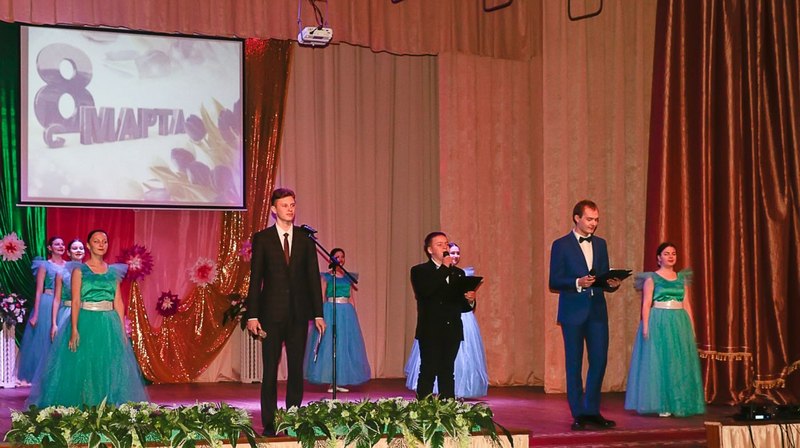 Праздничный концерт “Для милых дам” прошёл в Кировском РДК