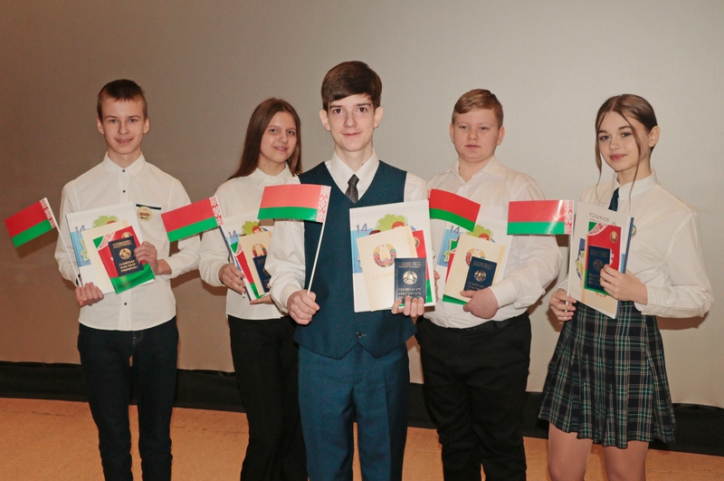 В рамках акции “Мы – граждане Беларуси!” состоялось вручение паспортов юным жителям Кировщины