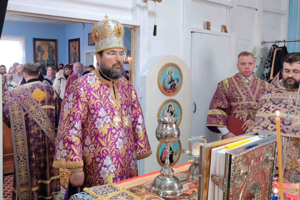 Епископ Серафим совершил литургию в храме в честь иконы Божией матери «Спорительница хлебов» г.Кировска
