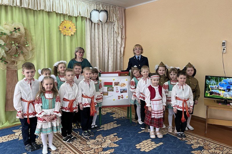 Патриотическое занятие с участием помощника прокурора прошло в детском саду №2 г.Кировска