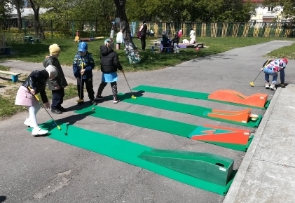 Спортивно-игровую программу с детсадовцами Кировска провели специалисты РЦСОН и волонтёры