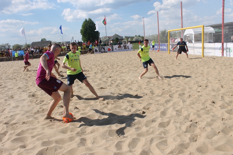 В Кировске стартовал ХІV чемпионат Беларуси по пляжному футболу. Наши земляки одержали уверенную победу