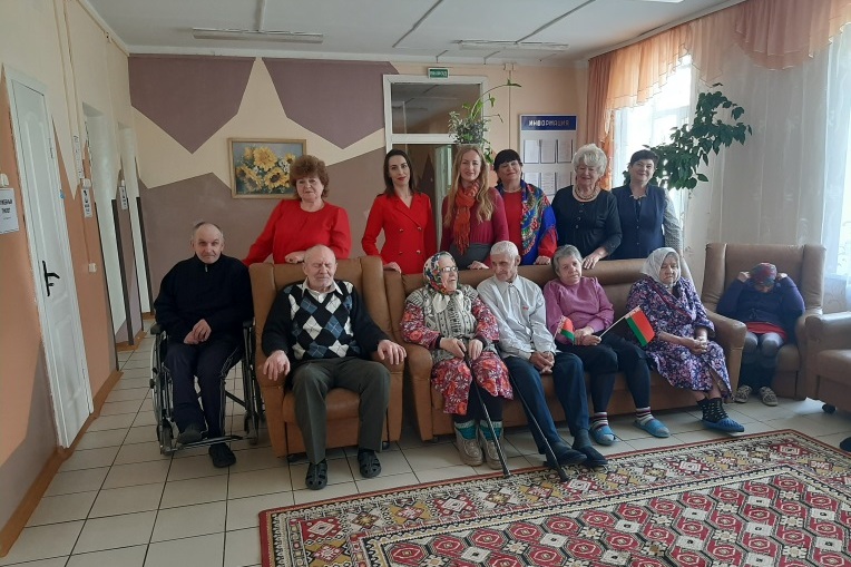 Работники Кировского РЦСОН организовали концерт для пожилых людей и инвалидов
