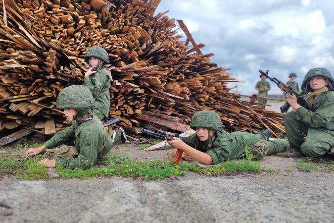 Учащиеся Кировска с интересом и пользой провели время в военно-патриотическом лагере