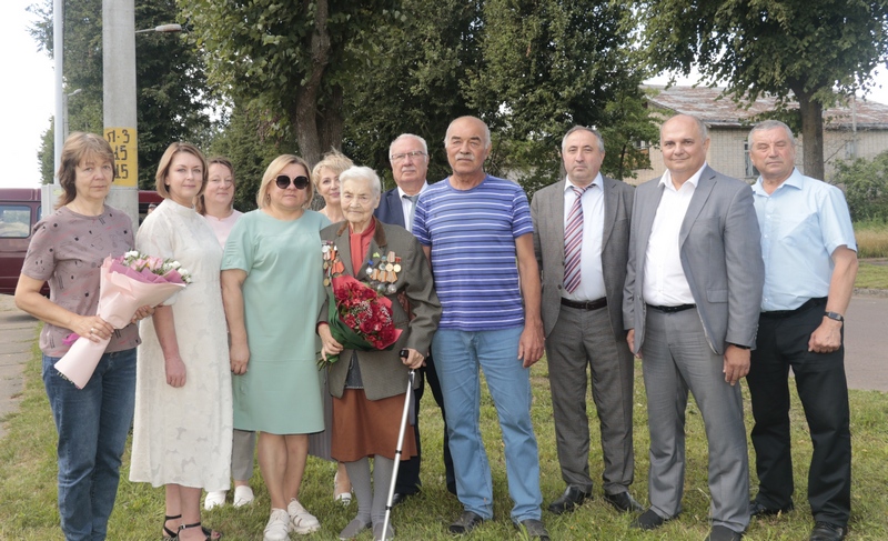 Полный кавалер ордена Трудовой Славы Людмила Полевич принимала поздравления с юбилеем