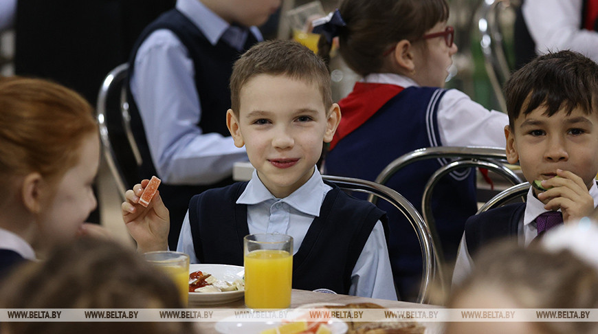 “Ребенка надо накормить, и нормально накормить”. Что Лукашенко требует от системы питания в школах?