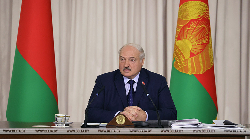 Лукашенко: мы должны показать всем, что у нас есть страна и мы этой страной будем управлять