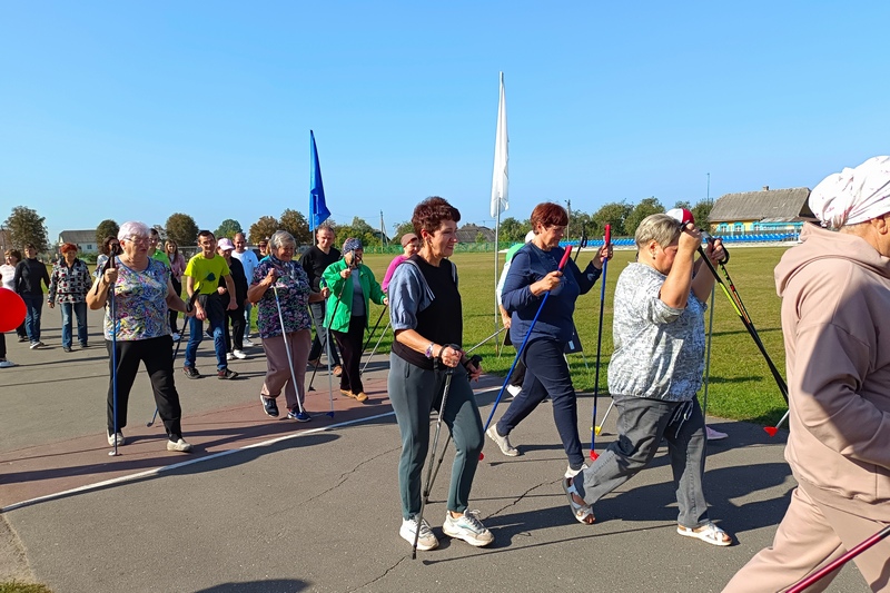 В Кировске прошёл марафон по скандинавской ходьбе