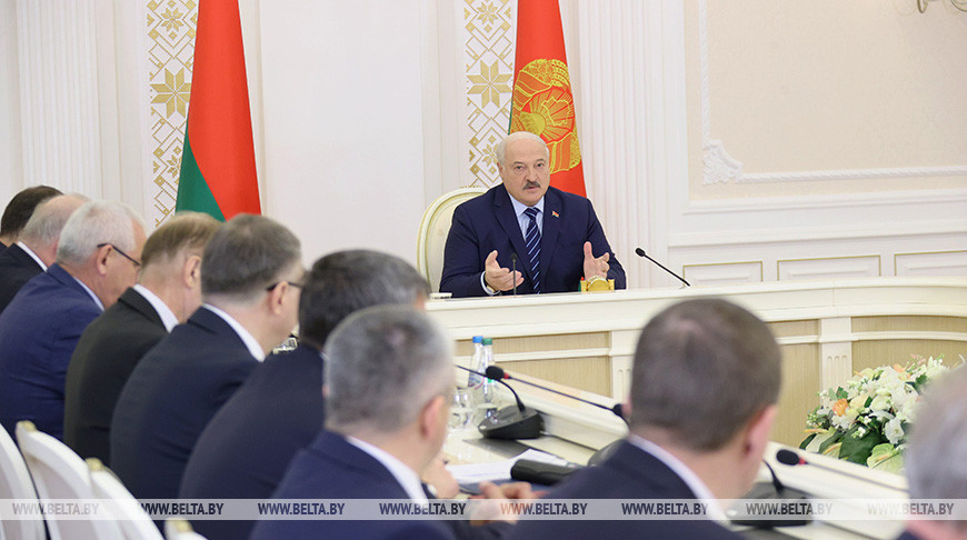 Лукашенко критикует правительство: глядя в кривое зеркало, мы страну не удержим
