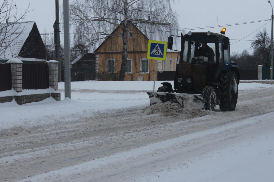 В Кировском районе активно ведутся работы по очистке дорог, тротуаров, территорий от снега