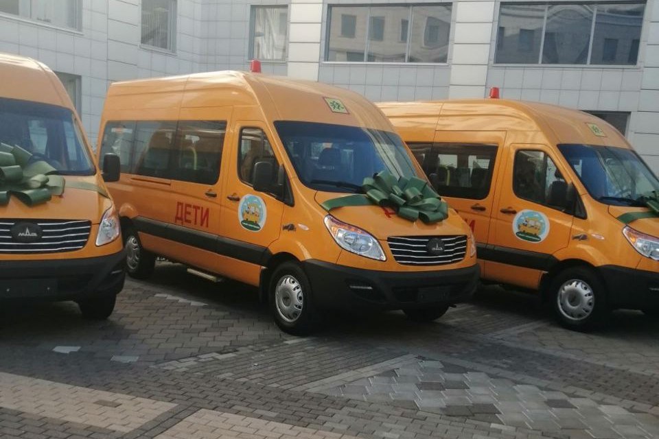 Новенький автобус для перевозки учащихся отправляется в Кировск