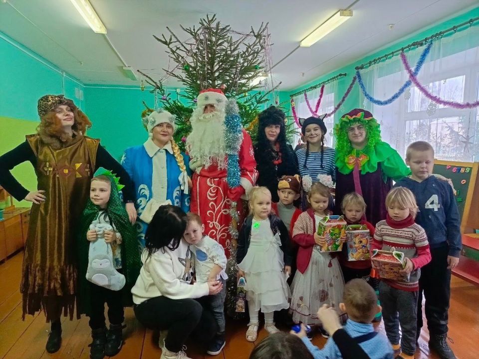 Настоящую сказку для детей Кировского района подарила творческая группа районного Центра культуры и досуга