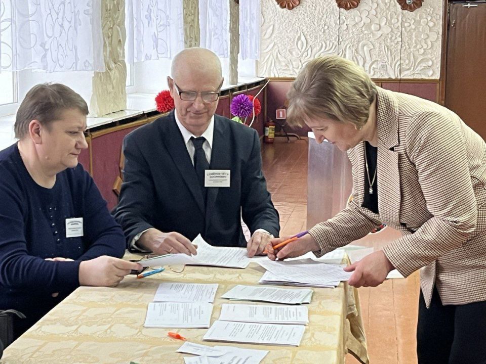 На Скриплицком участке для голосования №24 участие в выборах приняли Анна Нагибова вместе с сыном Юрием
