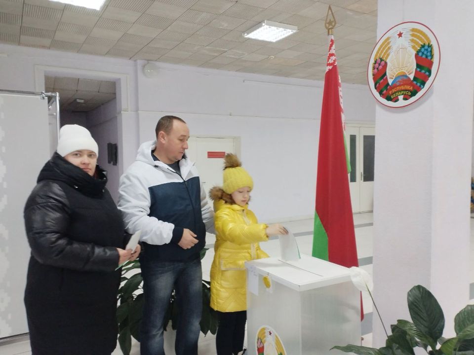 Кировчане Денис и Юлия Стерлинговы пришли на выборы вместе с дочерью Дариной
