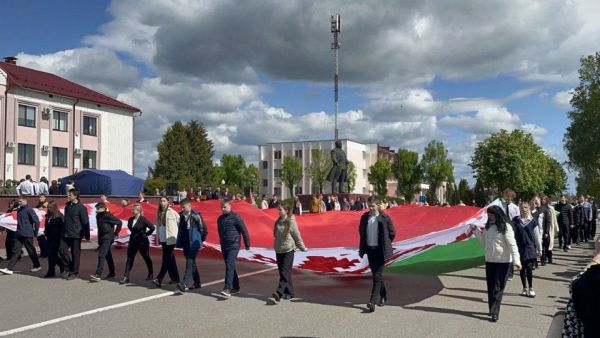 На площади имени Кирова райцентра прошли торжества по случаю празднования Дня Государственного флага, Государственного герба, Государственного гимна Республики Беларусь