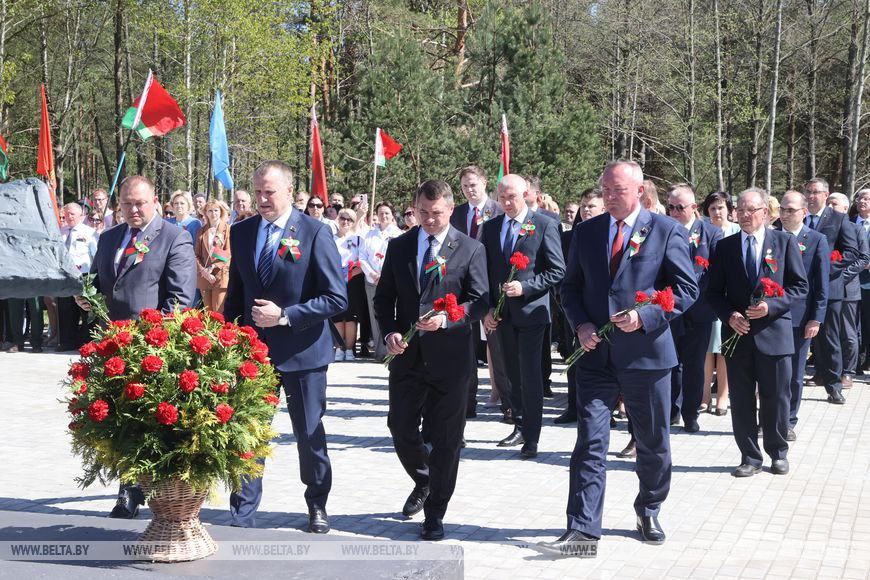В Чаусском районе 2 мая прошла церемония открытия памятного знака советским воинам, павшим на реке Проня