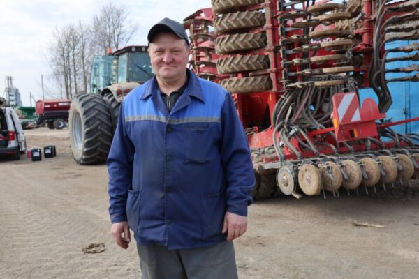 С установлением тёплой погоды активно приступили к весенне-полевым работам труженики КСУП «Нива-Барсуки»