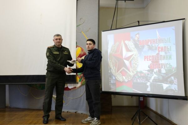 В районном Доме культуры прошло торжественное вручение повесток призывникам