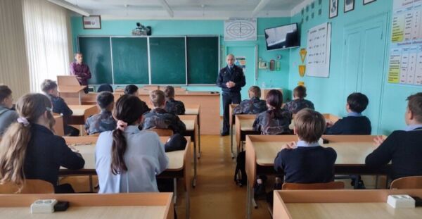 В Средней школе №2 г.Кировска имени К.П.Орловского прошел открытый урок «Патриоты своей страны»