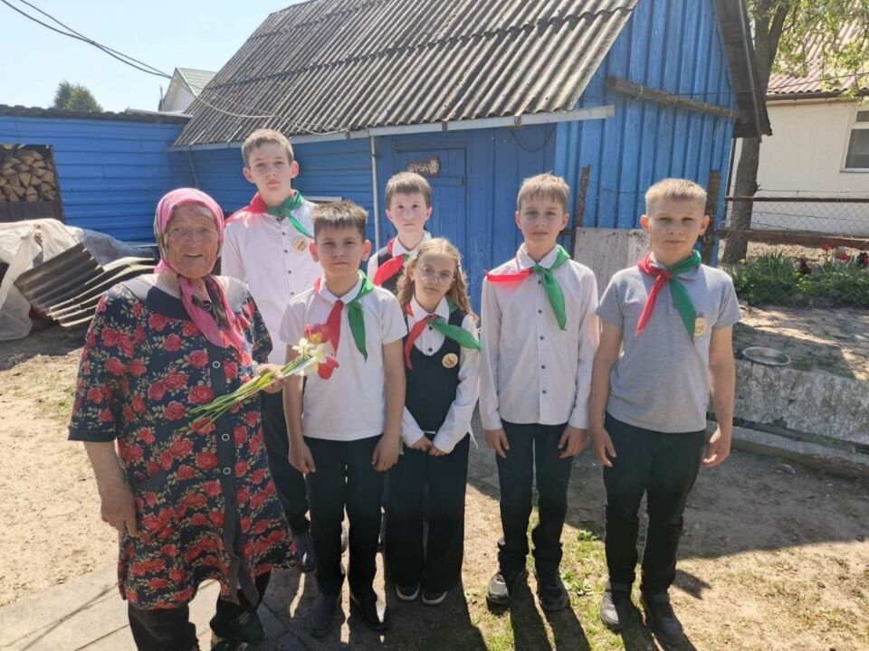 Пионеры Средней школы №2 г.Кировска имени К.П.Орловского навестили бывших малолетних узников 