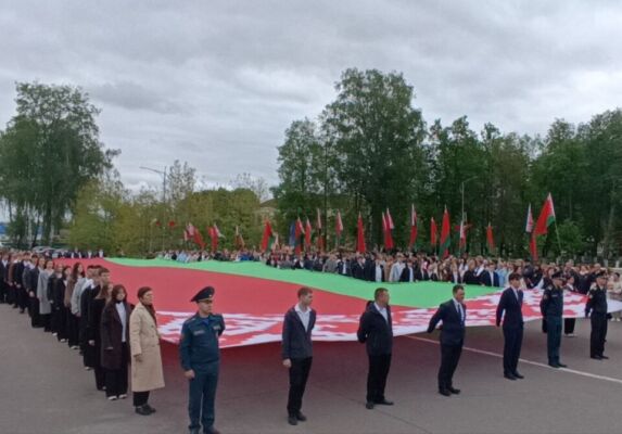 В Кировске состоялась торжественная церемония чествования государственных символов Республики Беларусь
