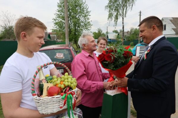 Кировчанин Александр Петкевич, бывший узник фашистских концлагерей, отмечает свой 93-й день рождения