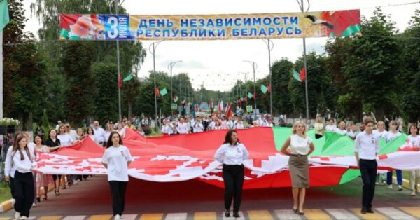 В день Независимости Республики Беларусь в Кировске состоялось праздничное шествие