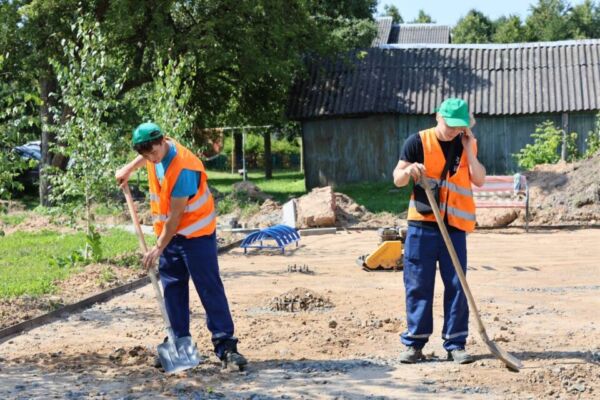 В Кировске ведется строительство детской площадки