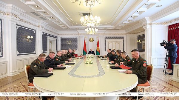Александр Лукашенко собрал совещание с силовиками. Тема — итоги проверки одной из бригад внутренних войскм