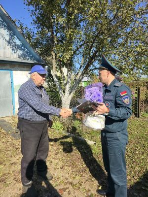 В День пожилых людей работники РОЧС посетили ветеранов пожарной службы